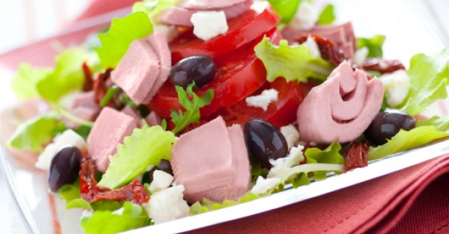 Salata cu ton RIO Mare, masline si branza feta