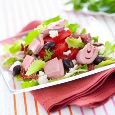 Salata cu ton RIO Mare, masline si branza feta
