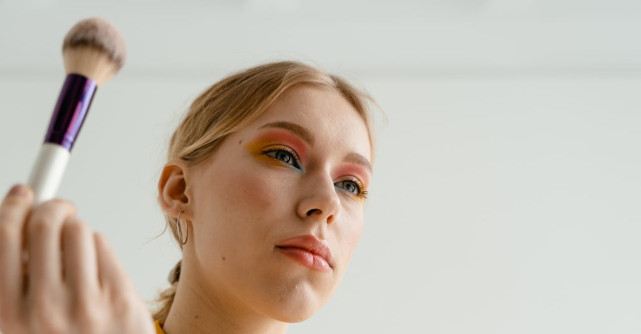 7 greșeli de machiaj care îți pot afecta sănătatea ochilor și a tenului
