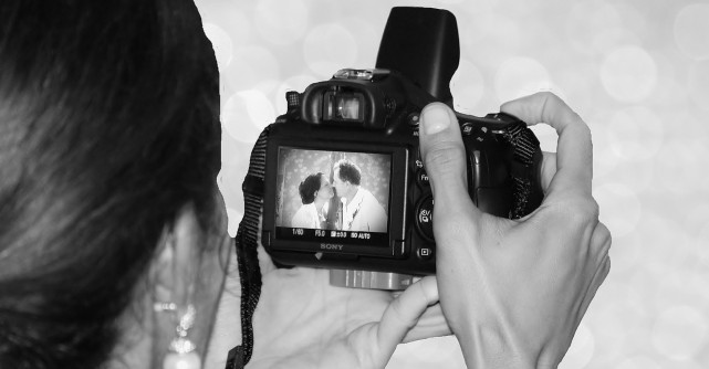 Cât costă un fotograf pentru nunți sau botezuri în 2025?