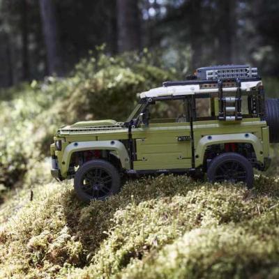 Land Rover anunta parteneriatele cu Musto si Lego