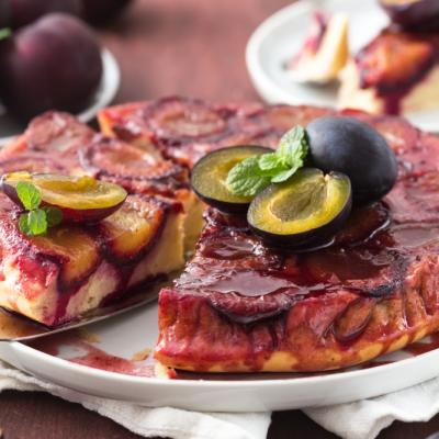 Ai pofta de un desert rapid? Atunci incearca aceasta prajitura cu pruna rasturnata la tigaie