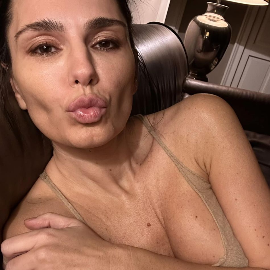 Dana Budeanu, apariție de senzație lângă piscină! Cum s-a lăsat fotografiată vedeta, la 45 de ani? 