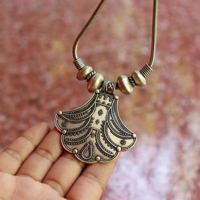 Cum porți corect bijuteriile din argint vara?