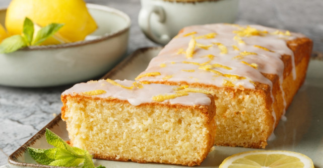 Prăjitură vegană cu lămâie: chec pufos și aromat, cu glazură simplă (fără ouă și fără lactate)