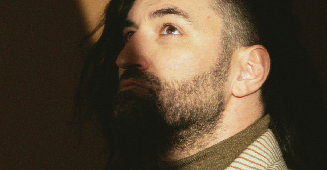  Smiley lansează Locul sfințește omul, primul episod din serialul său muzical, Mai mult de-o viață