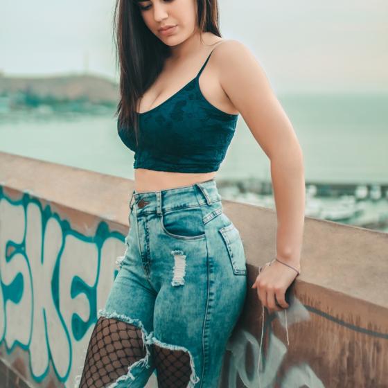 Blugii cu rupturi mari: poartă-i cu dresuri interesante pe dedesubt!