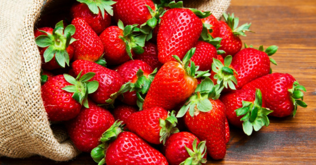 Masca de fata cu capsune face minuni pentru tenul tau