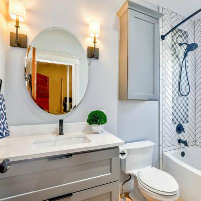 Cum creezi impresia de spaţiu generos într-o baie mică