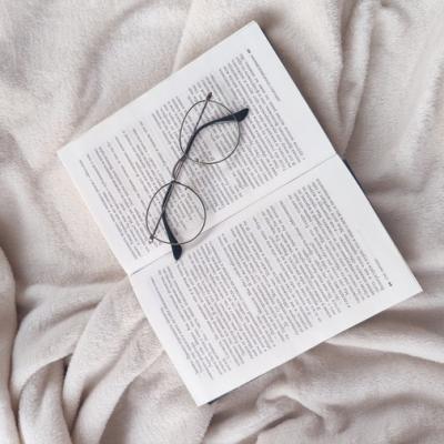 Top 5 motive pentru care e bine să citești înainte de a merge la culcare