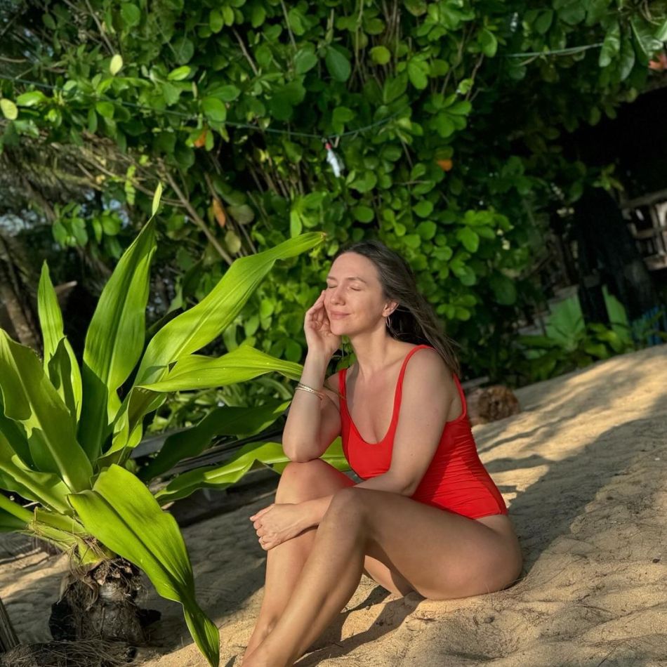 Adela Popescu, apariție spectaculoasă în costum de baie, la 38 de ani: Se plimbă nestingherită prin preajma mea...