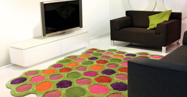 kika pune sute de covoare la picioarele tale