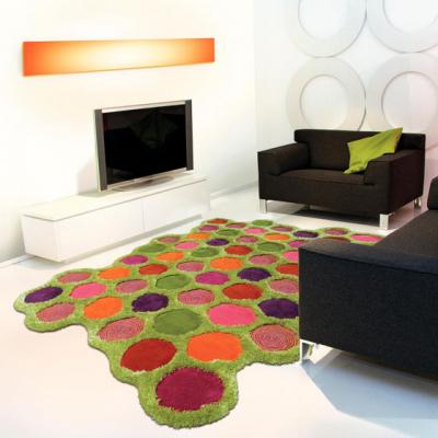 kika pune sute de covoare la picioarele tale