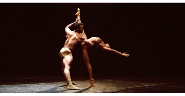 DE VAZUT! Acesti tineri realizeaza un dans extrem de emotionant pe o melodie de suflet