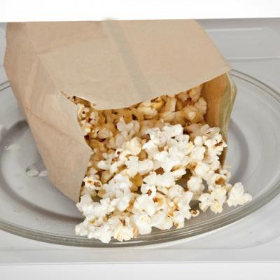 Iata din ce sunt facute pungile de popcorn la microunde