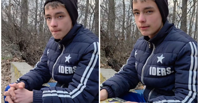 Povestea lui Răzvan, băiatul de 13 ani din Suceava care a emoționat internetul. Citește pe marginea drumului și vinde urzici 