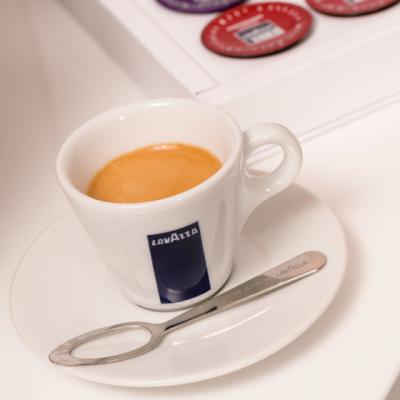 (P) La Fantana vine la tine la birou cu apa si cafea!