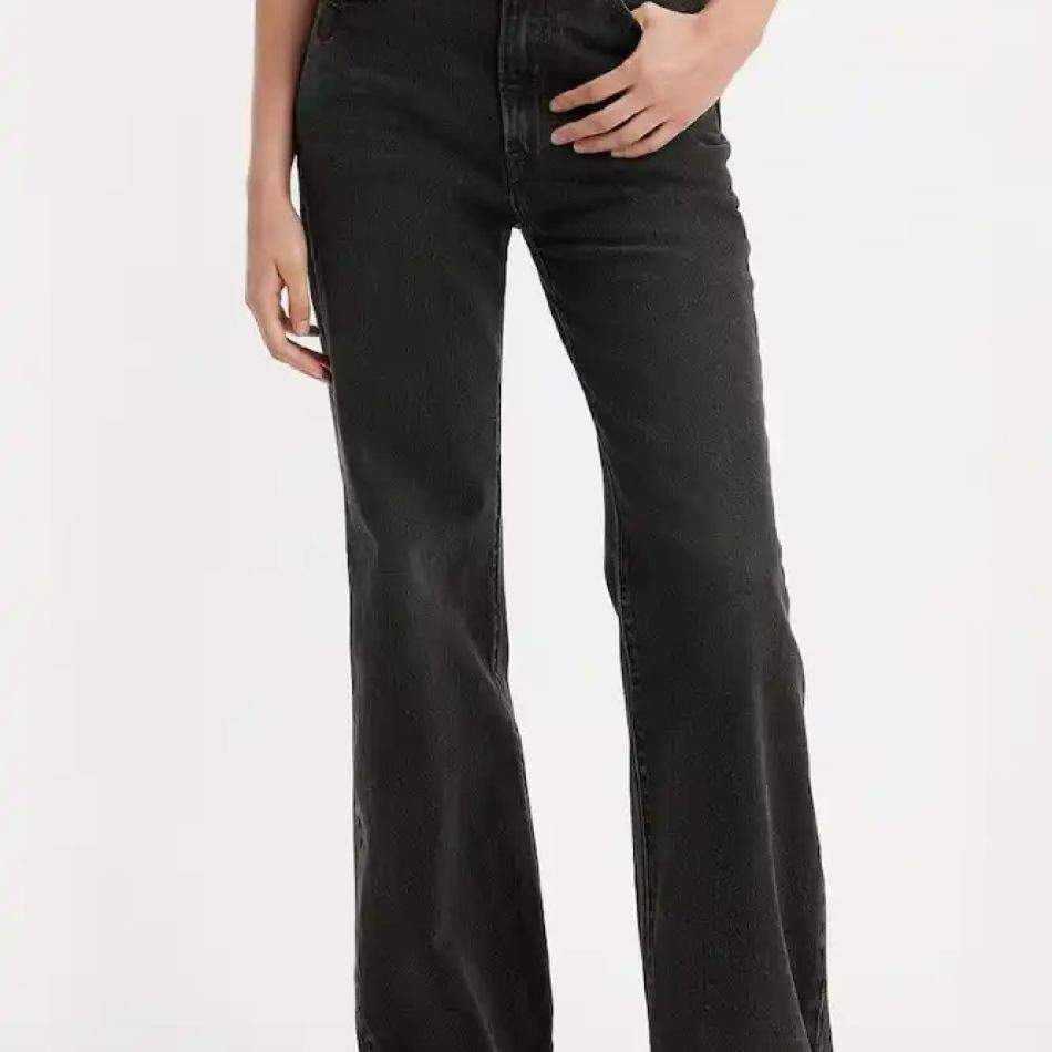 Talia înaltă revine: 20 de perechi de pantaloni pentru 2024 