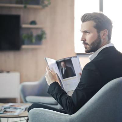 Când femeia nu-i acasă, ce face bărbatul singur?