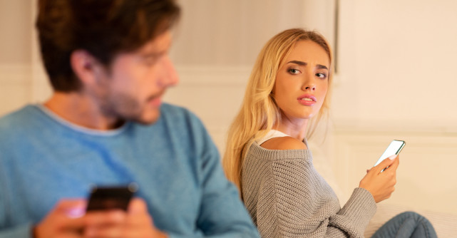 Ai un nou iubit, dar ți se pare că încă se mai gândește la fosta? 5 Semne care îl dau de gol și ce poți face mai departe
