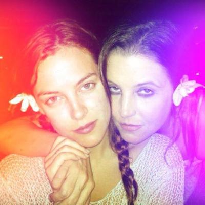 Gemenele Lisei Marie Presley nu mai vor să calce în casa lor, după ce mama celor două a fost găsită fără suflare în locuință