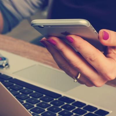 Pentru divertisment și relaxare românii accesează platformele de social media, radio-ul, podcast-ul și televiziunea