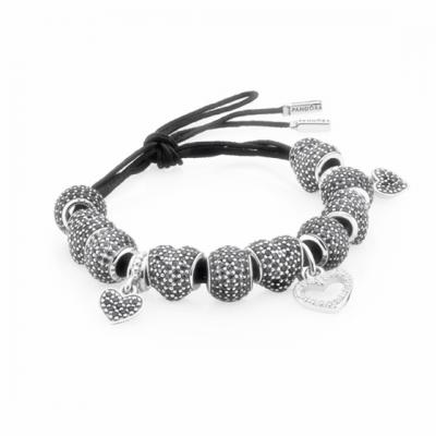 Celebreaza bucuria de a fi mama cu bijuteriile PANDORA! 