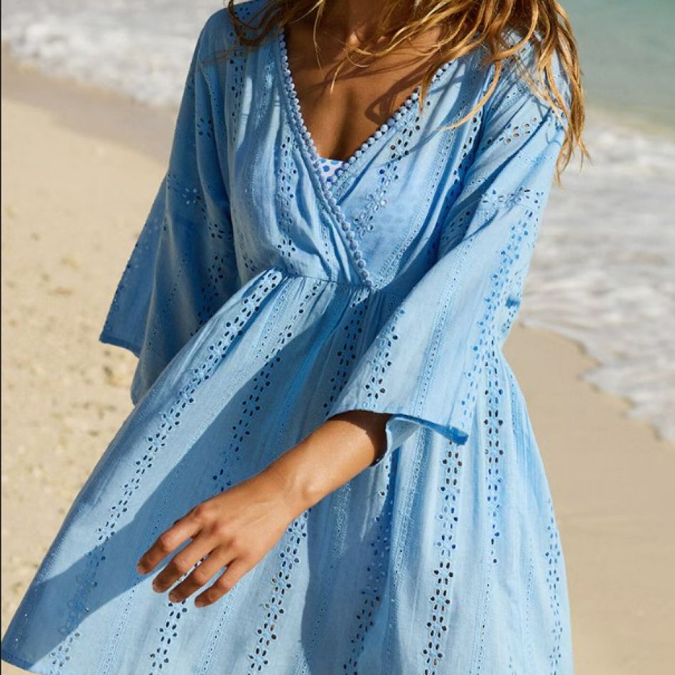 Haine de plajă: Mini-ghid complet cu recomandări de chimono, kaftan, pantaloni și rochii de plajă pentru sezonul estival