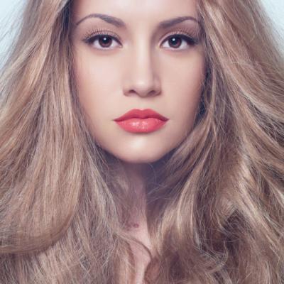 Pas cu pas: Cum se realizeaza machiajul buzelor perfecte