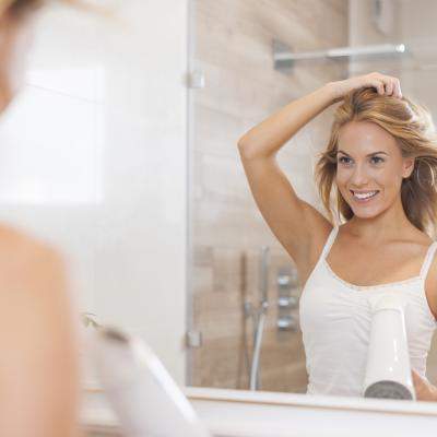 Ai părul mediu și nu știi cum să îl mai aranjezi? 5 coafuri care par făcute la salon, dar le poți face și acasă