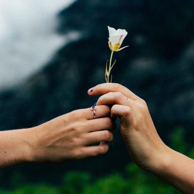 Dragă Alma, cel mai bun prieten al meu s-a îndrăgostit de mine. Cum scap din această situație?