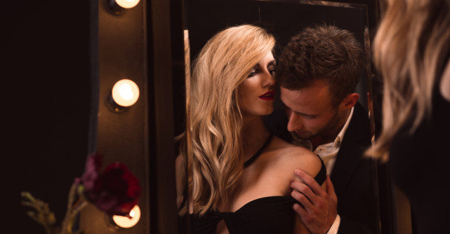 ASMR erotic: de ce șoaptele, respirația și anumite sunete pot deveni excitante pentru unele persoane