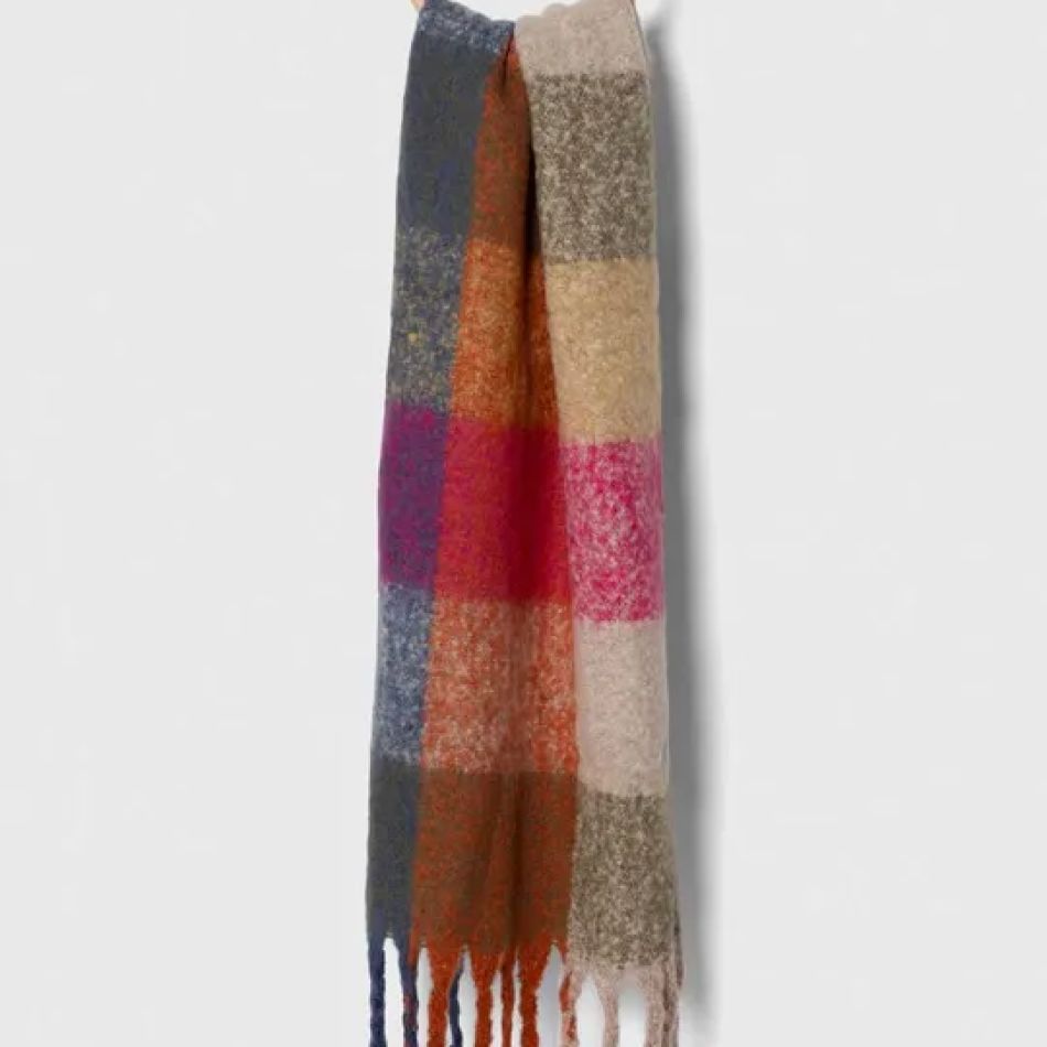 De nelipsit în această toamnă: 20 de eșarfe și fulare