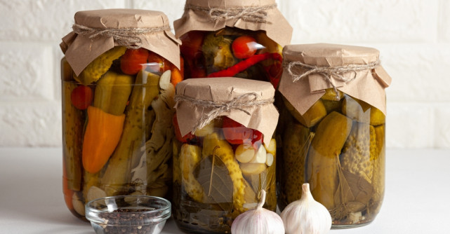 Ce trebuie să pui în butoiul de murături asortate ca să fie crocante toată iarna. Secretul pe care îl știu toți moldovenii