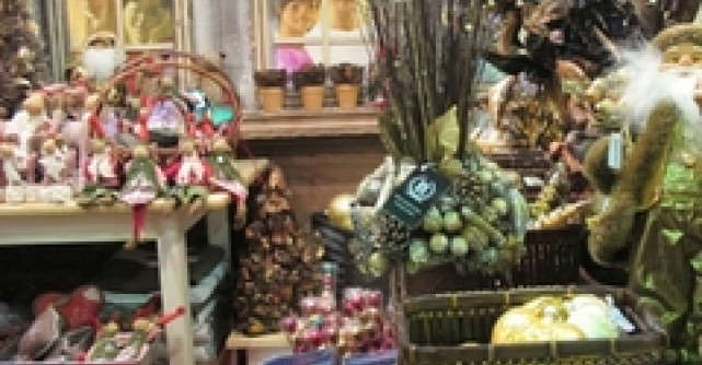 Mosul isi umple sacul cu cadouri de la Galeria Dalles