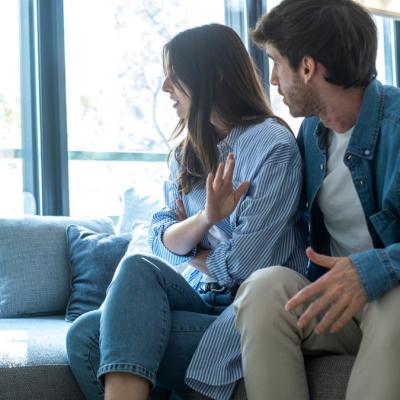 Când nu ai chef să fii atinsă: 9 motive, de la stres la sensibilitate, și cum îi spui partenerului fără să vă certați