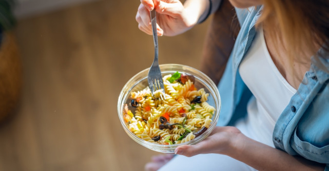 Câte calorii trebuie să consume, de fapt, o femeie pe zi? Cifra te va surprinde
