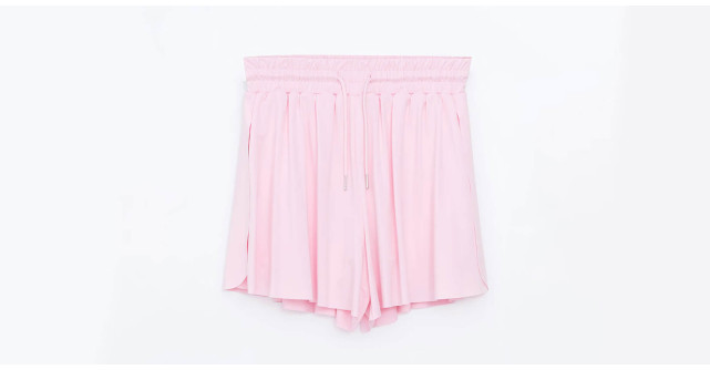Cum purtăm pantalonii scurți de damă în sezonul cald?