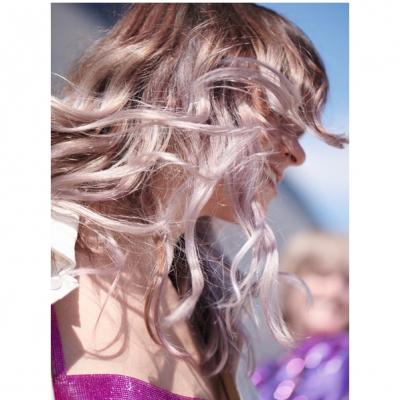 Cum îți păstrezi părul sănătos după decolorat?