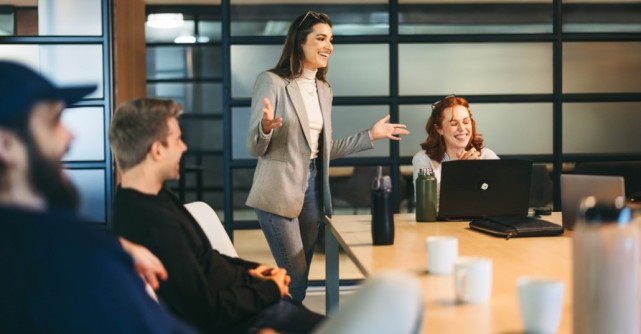 Cum să fii cea mai încrezătoare femeie dintr-o încăpere 