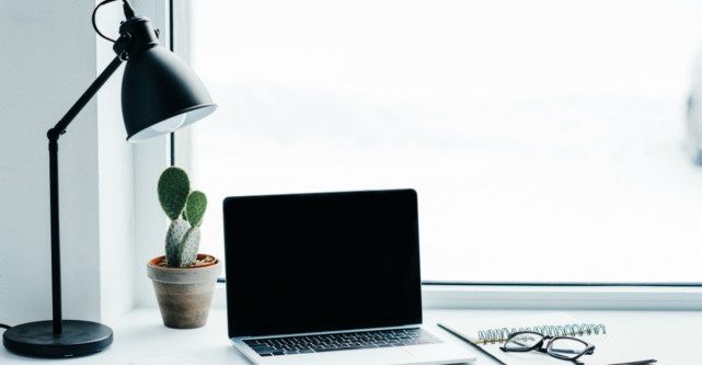 7 lămpi de birou în forme originale pentru încăperi cu stil