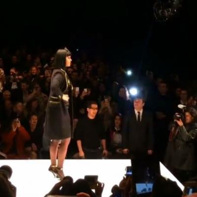 Video rusinos: Katy Perry, HUIDUITA pe scena de sute de oameni!