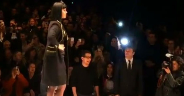 Video rusinos: Katy Perry, HUIDUITA pe scena de sute de oameni!