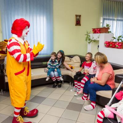 (P) Fundatia Ronald McDonald schimba vietile copiilor bolnavi