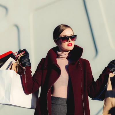 Începe noul an cu un look mai tineresc. Cum să arăți cu zece ani mai tânără cu ținutele potrivite