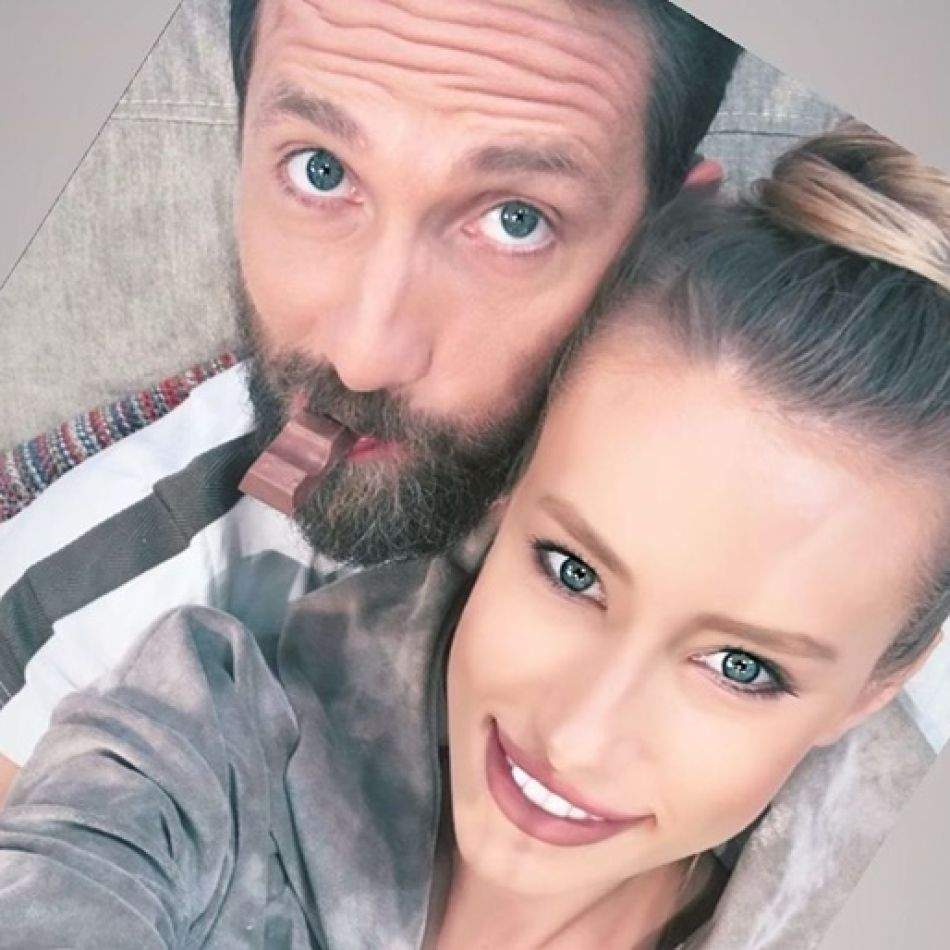 Fotografie de colecție cu Dani Oțil, alături de mama și fratele său. Mesajul emoționant al prezentatorului tv