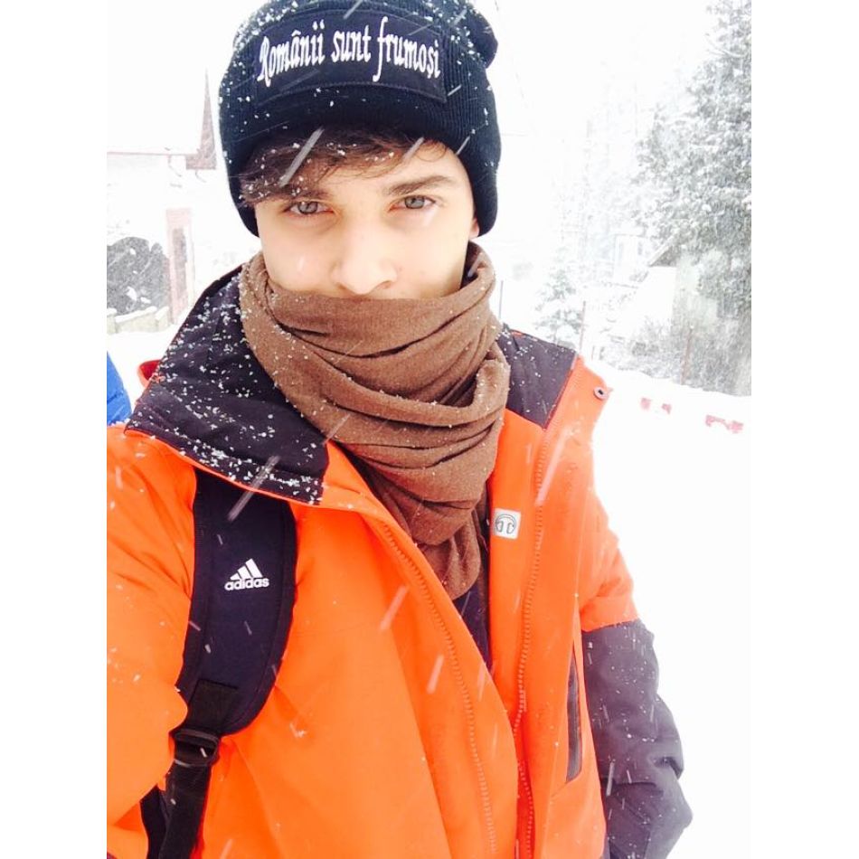 Numele tatălui său îl știe o țară întreagă, însă puțini îl cunosc pe Sebastian Țopescu. Cu ce se ocupă tânărul de 23 de ani?