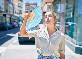 Transpiri mai mult și mirosul devine neplăcut? Remedii naturale care pot ajuta fără să agreseze pielea