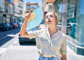 Transpiri mai mult și mirosul devine neplăcut? Remedii naturale care pot ajuta fără să agreseze pielea