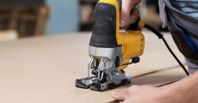 7 materiale pe care le poți tăia cu fierăstrăul electric